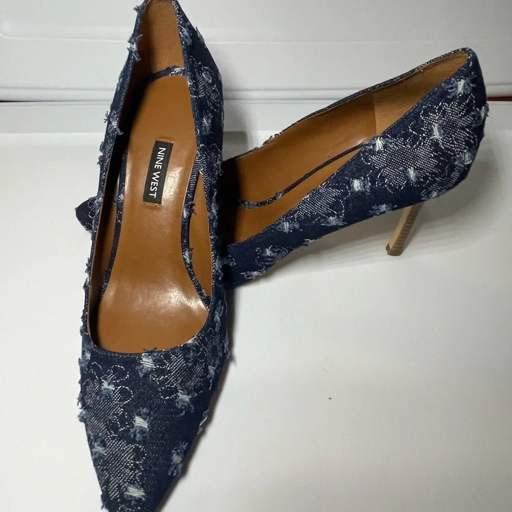 Nine West Tatiana Pointy Toe Pumps Distressed Denim Floral Embroidered Heels 10
